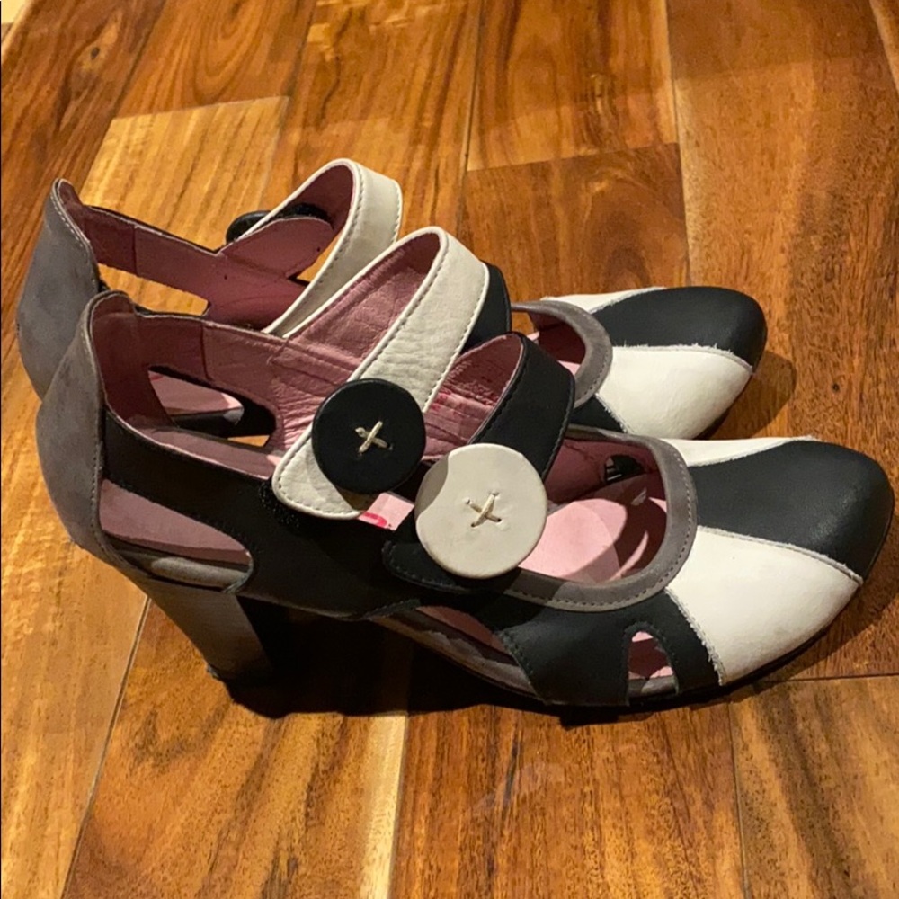 Chanii B  leather pumps sz 37 or 7